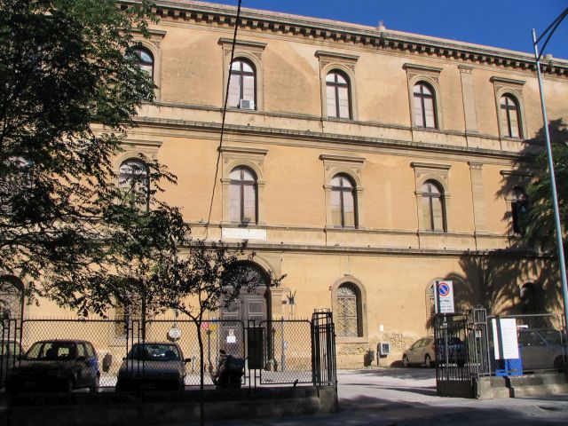 biblioteca_comunale_E._Taranto Biblioteca Emanuele Taranto Rosso